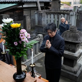 松本幸四郎が泉岳寺を参拝、11月歌舞伎座「仮名手本忠臣蔵」への思い語る