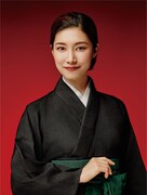 大槻冴子を演じる天華えまのビジュアル。