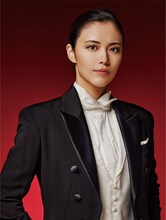 オリエ津阪を演じる彩凪翔のビジュアル。