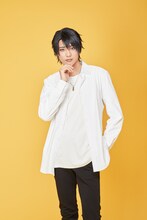 藤林泰也扮する久慈川悠人。