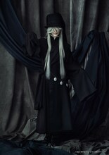 上田堪大扮する葬儀屋。