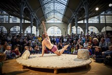 カンパニー・ル・ジャルダン・デ・デリス「どろんこ」より。（Photo by Christophe Raynaud de Lage）