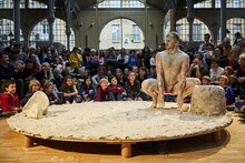 カンパニー・ル・ジャルダン・デ・デリス「どろんこ」より。（Photo by Christophe Raynaud de Lage）