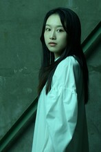 青山美郷のビジュアル。