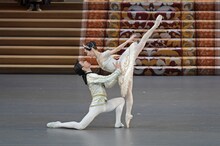 新国立劇場バレエ団「眠れる森の美女」より。（撮影：鹿摩隆司）