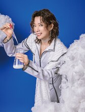 神役の真琴つばさ。