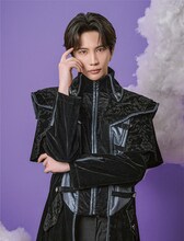 長井役のウゴン （TRITOPS*）。