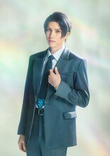 輝馬扮するガイ。