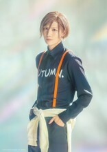 水江建太扮する摂津万里。