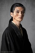 山本涼介扮する角又万作。