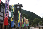 出石のシンボル・辰鼓楼と歌舞伎ののぼり。
