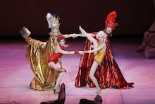 「ベジャールの『くるみ割り人形』」より。（Photo by Kiyonori Hasegawa）