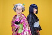 リーディングドラマ「ふしぎ駄菓子屋 銭天堂」より、白石加代子扮する紅子（左）、大原櫻子扮するよどみ（右）。(c)山崎信康