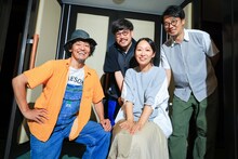 近藤良平（左）と現代アートチーム目[mé]。