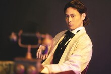 鯨井康介のキャストビジュアル。