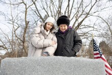 フランクの墓前にて、左から奈緒、桂子・ハーン。（撮影：山田健）