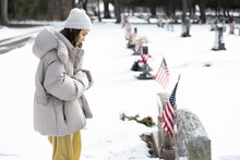 フランクの墓前に佇む奈緒。（撮影：山田健）