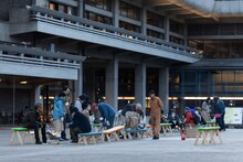 京都・ロームシアター京都で行われた、OKAZAKI PARK STAGE「ちっちゃい焚き火（薪ストーブ）を囲んで語らう会」より。（撮影：中谷利明）