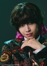 SHIN扮する按雲真日瑠。