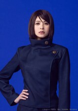 石井美絵子扮する家入硝子。