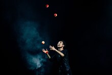 演目「Juggling Balls」の様子。