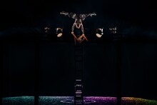 演目「Chair Balance」の様子。