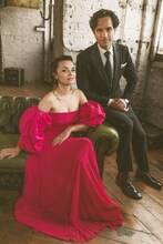 左からサマンサ・バークス、ラミン・カリムルー。