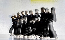 クラウド・ゲイト・ダンスシアター（雲門舞集）「WAVES」より。（Photo by LIU Chen-hsiang）