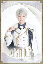 北川尚弥扮するアーサー。