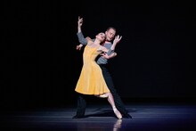 「CAROUSEL（回転木馬）よりパ・ド・ドゥ」の様子。