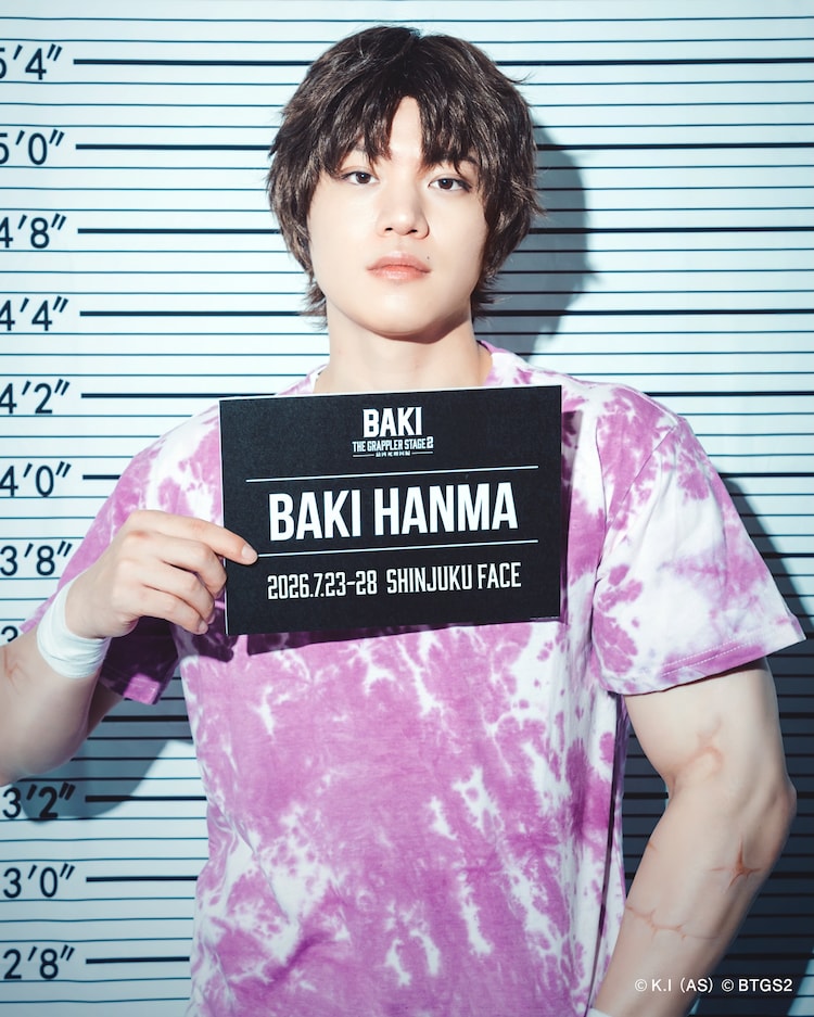 舞台「刃牙 THE GRAPPLER STAGE2 ー最凶死刑囚編ー」より、範馬刃牙役を務める佐藤祐吾のマグショットビジュアル。