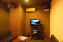 一人の俳優のための五人の演出家による上演 IV「実況カラオケ副音声」ビジュアル