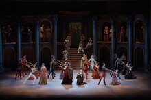 新国立劇場バレエ団「ロメオとジュリエット」過去公演より。（撮影：鹿摩隆司）