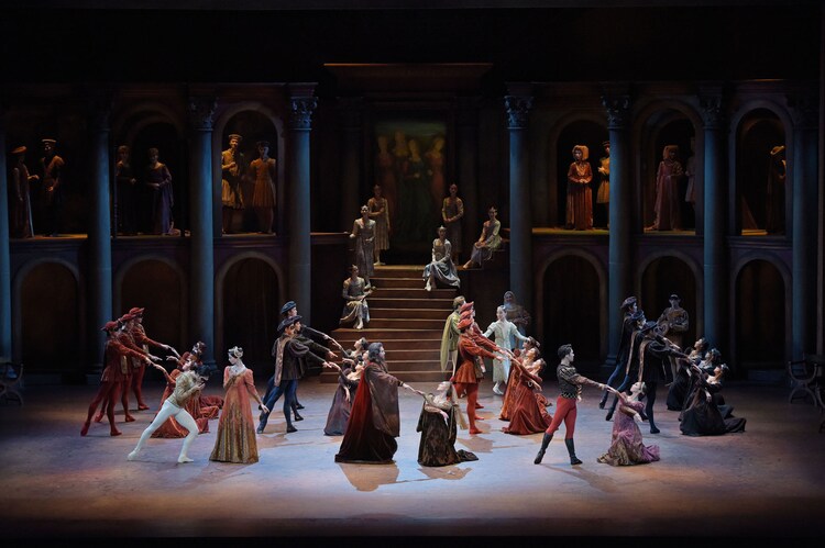 新国立劇場バレエ団「ロメオとジュリエット」過去公演より。（撮影：鹿摩隆司）