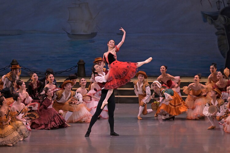 新国立劇場バレエ団「ドン・キホーテ」過去公演より。（撮影：鹿摩隆司）