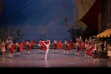 新国立劇場バレエ団「ドン・キホーテ」過去公演より。（撮影：鹿摩隆司）