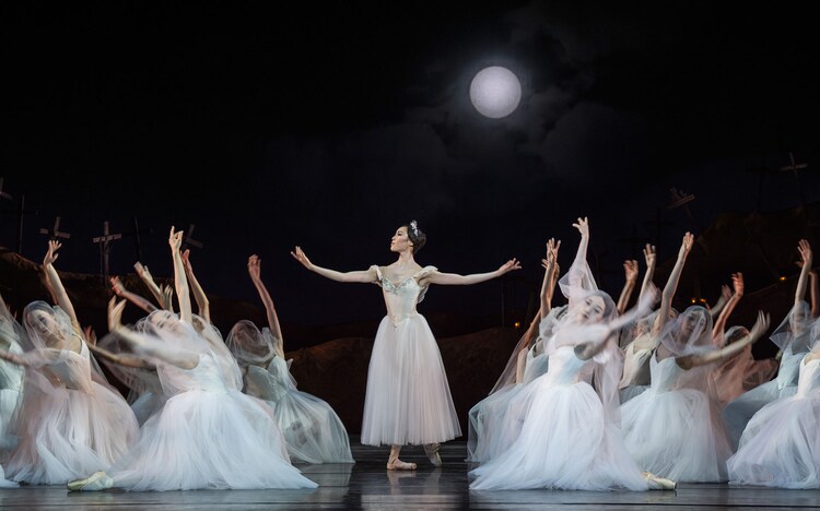 新国立劇場バレエ団「ジゼル」過去公演より。（Photo by Tristram Kenton）