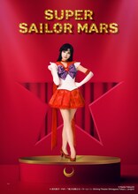 Team Gold Moonより、臼井萌音扮するスーパーセーラーマーズ / 火野レイのキャラクタービジュアル。