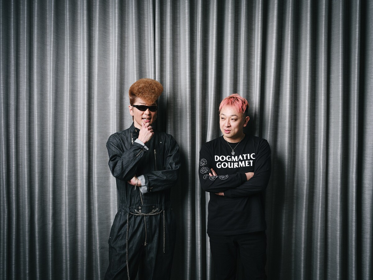 左から綾小路 翔(氣志團)、NAOKI(B, Vo / 10-FEET)。