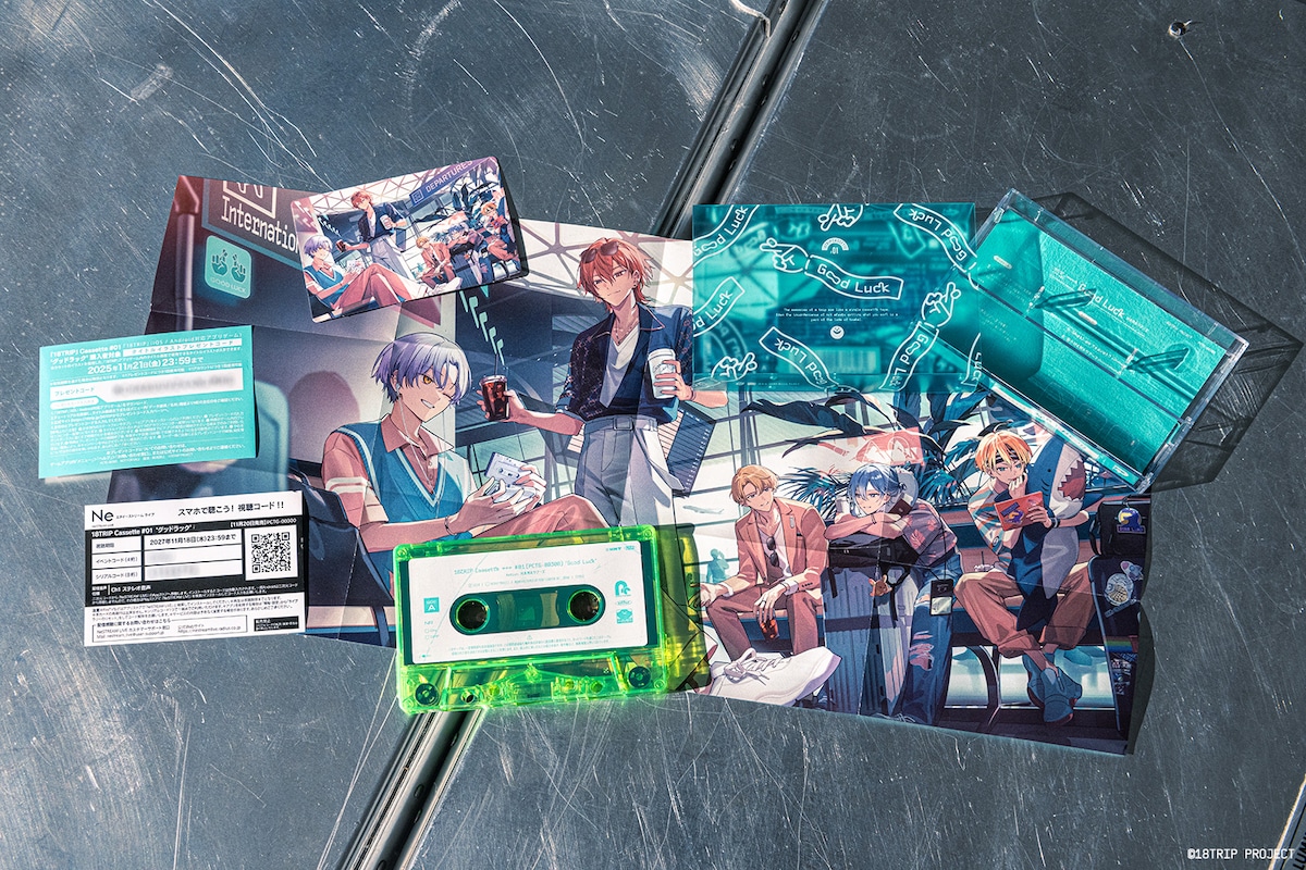 「18TRIP Cassette #01 ‘グッドラック’」カセットテープの展開画像。（Photo by MASANORI FUJIKAWA）
