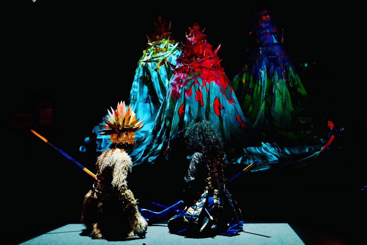 フランス国立ケ・ブランリー美術館クロード・レヴィ＝ストロース劇場での初演より。（Photo by Jean Couturier）