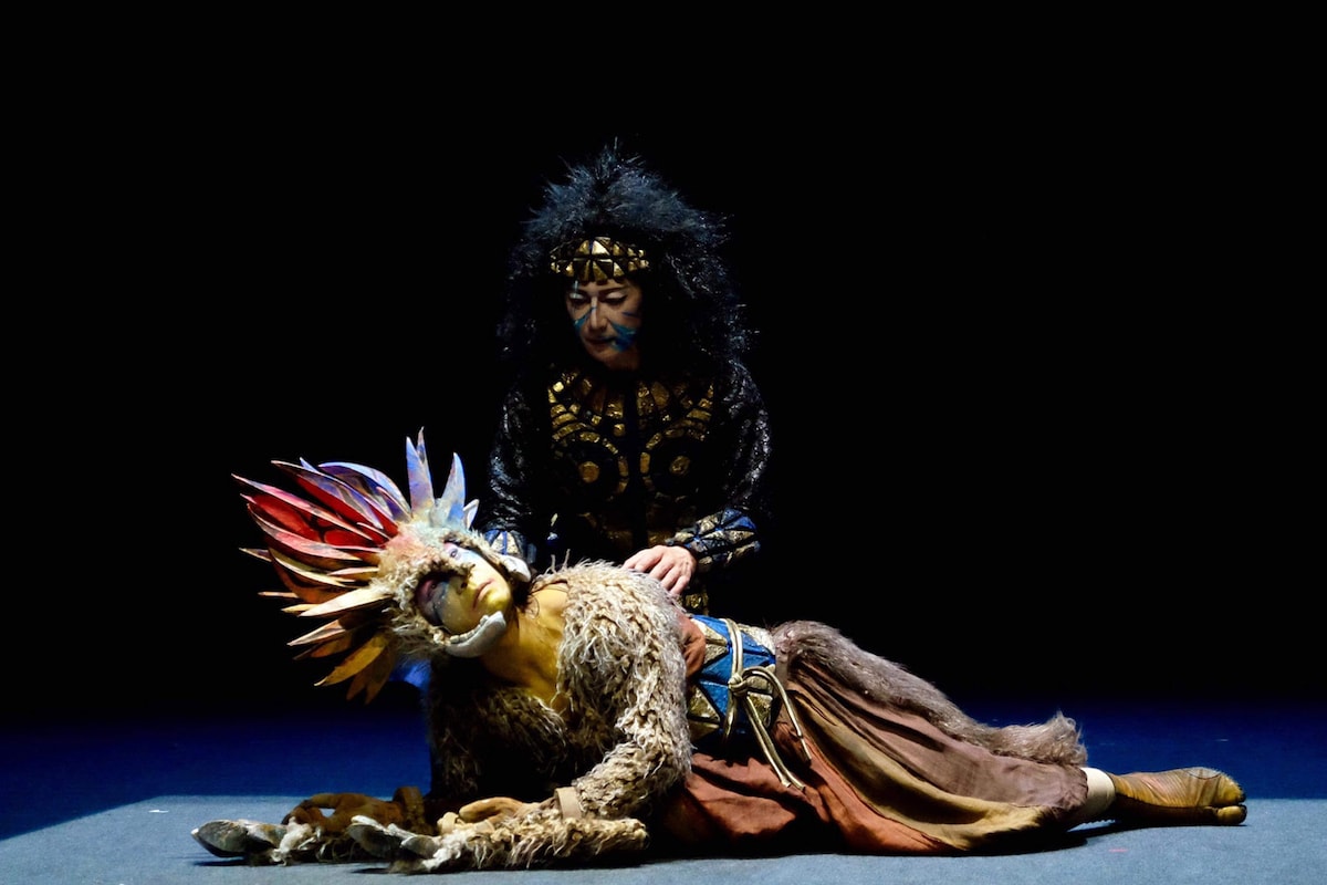 フランス国立ケ・ブランリー美術館クロード・レヴィ＝ストロース劇場での初演より。（Photo by Jean Couturier）