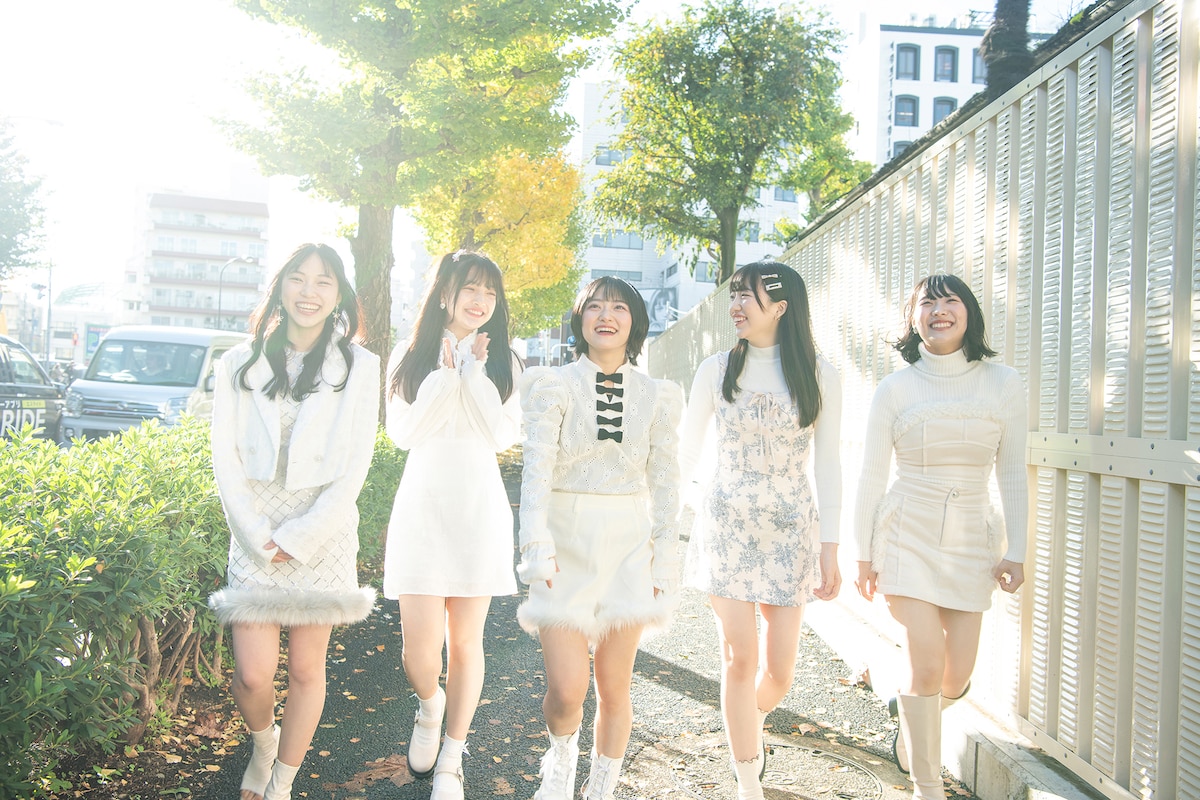 左から尾林結花、蛭田愛梨、岡田彩夢、大和明桜、的場華鈴。