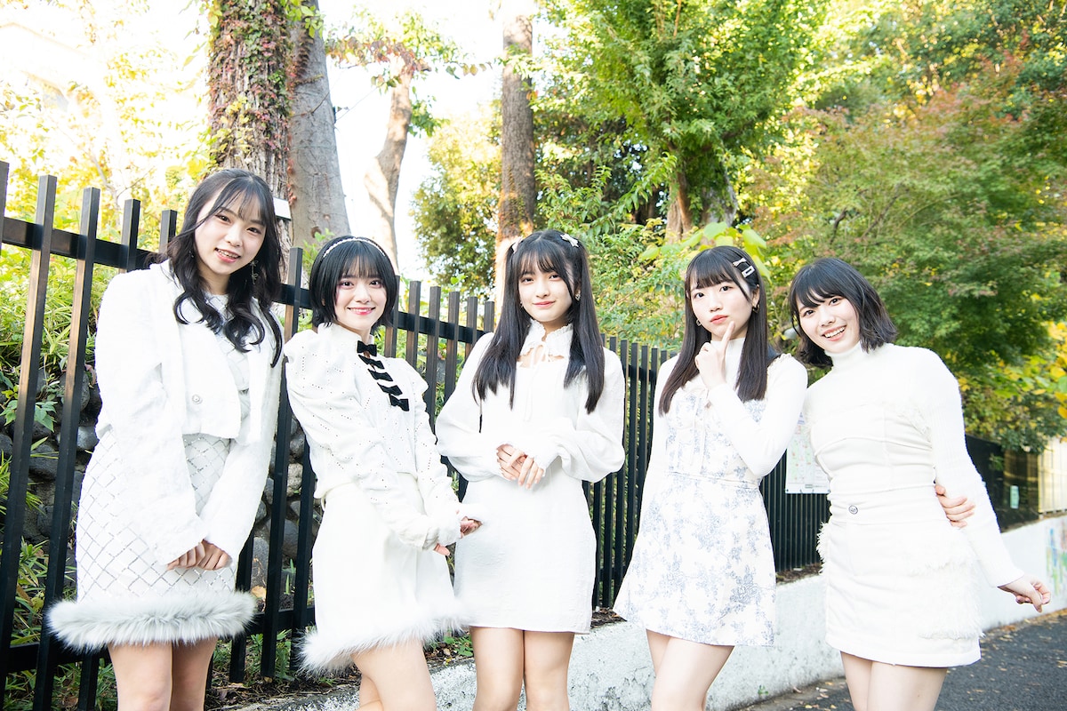 左から尾林結花、岡田彩夢、蛭田愛梨、大和明桜、的場華鈴。