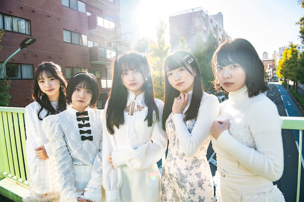 左から尾林結花、岡田彩夢、蛭田愛梨、大和明桜、的場華鈴。