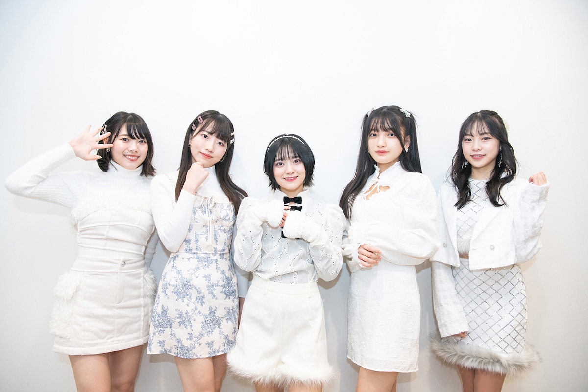左から的場華鈴、大和明桜、岡田彩夢、蛭田愛梨、尾林結花。