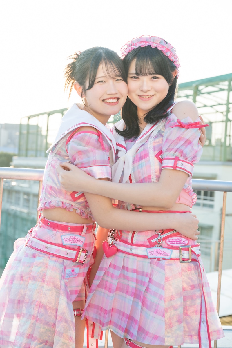 左から八木遥叶、伊藤舞依。