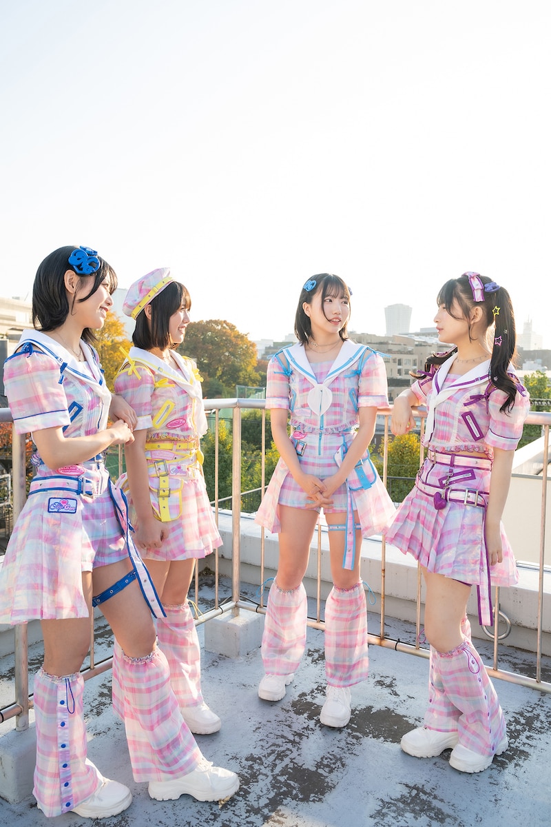 左から隈本茉莉奈、的場華鈴、大和明桜、蛭田愛梨。