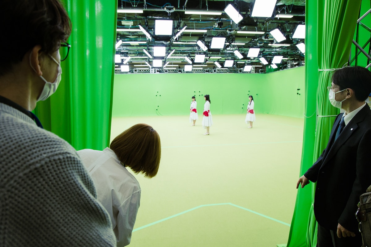 ばってん少女隊による実演デモを見学する渡邊忍と杉本陽里子。