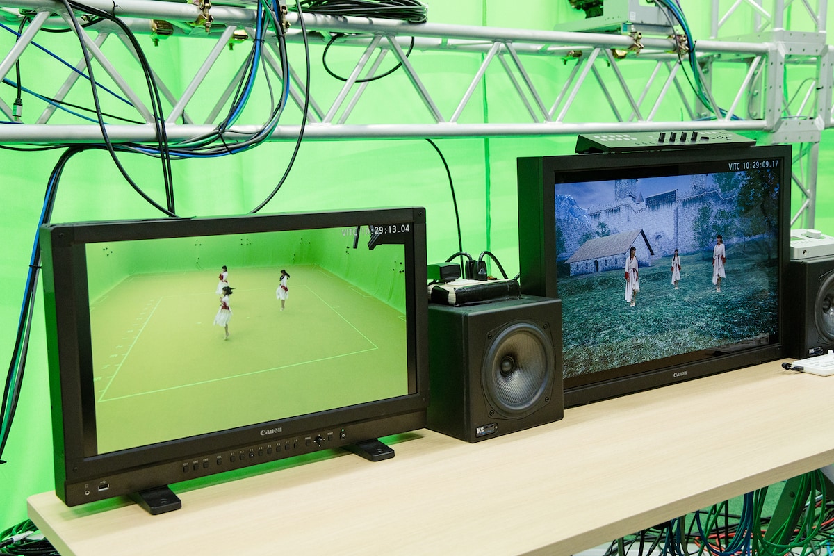 ばってん少女隊による実演デモの様子。左にカメラ映像、右に演算済みのボリュメトリック映像が映し出される。